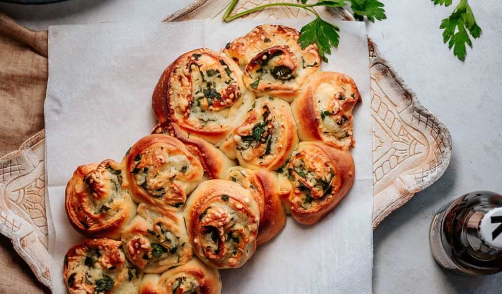 Blätterteigschnecken mit Spinat und Feta